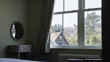 Skrivebord, strykejern/-brett og reiseseng for barn