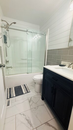 Bathroom - Lovely 3-bedroom house with AC and Heat in charming Greensburg , Right in town (Greensburg)