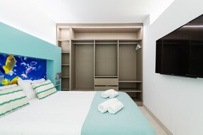 Ein Hotelzimmer mit einem Bett, einem großen Kleiderschrank, einem Flachbildfernseher und einem Gemälde an der Wand.