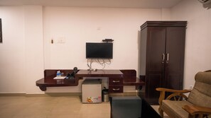Deluxe Room | Desk, laptop workspace, free WiFi
