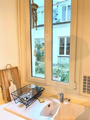 Een douche, een haardroger, handdoeken, zeep