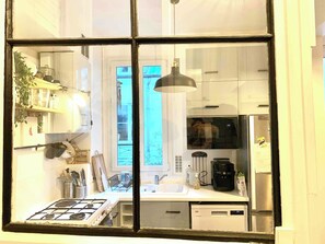 Eine moderne Küche mit Gasherd, Geschirrspüler und Kaffeemaschine.
