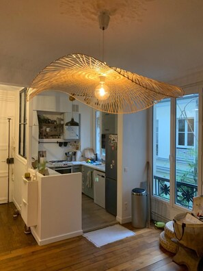 Een koffiezetapparaat/waterkoker, een koelkast, een magnetron, een oven