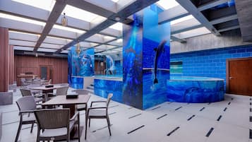 Kolam renang indoor