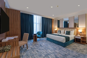 Deluxe Studio, 1 Queen Bed, City View | In-room safe, desk, laptop workspace, blackout drapes - Aluya Al Marwa Hotel (Jeddah)