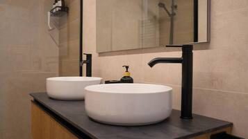 Shower, hair dryer, bidet, towels