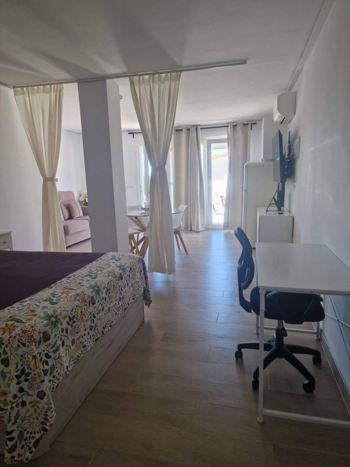 1 slaapkamer, een strijkplank/strijkijzer, internet, beddengoed
