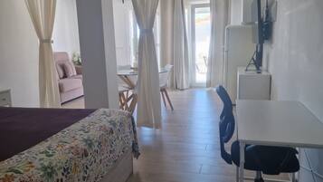 1 slaapkamer, een strijkplank/strijkijzer, internet, beddengoed