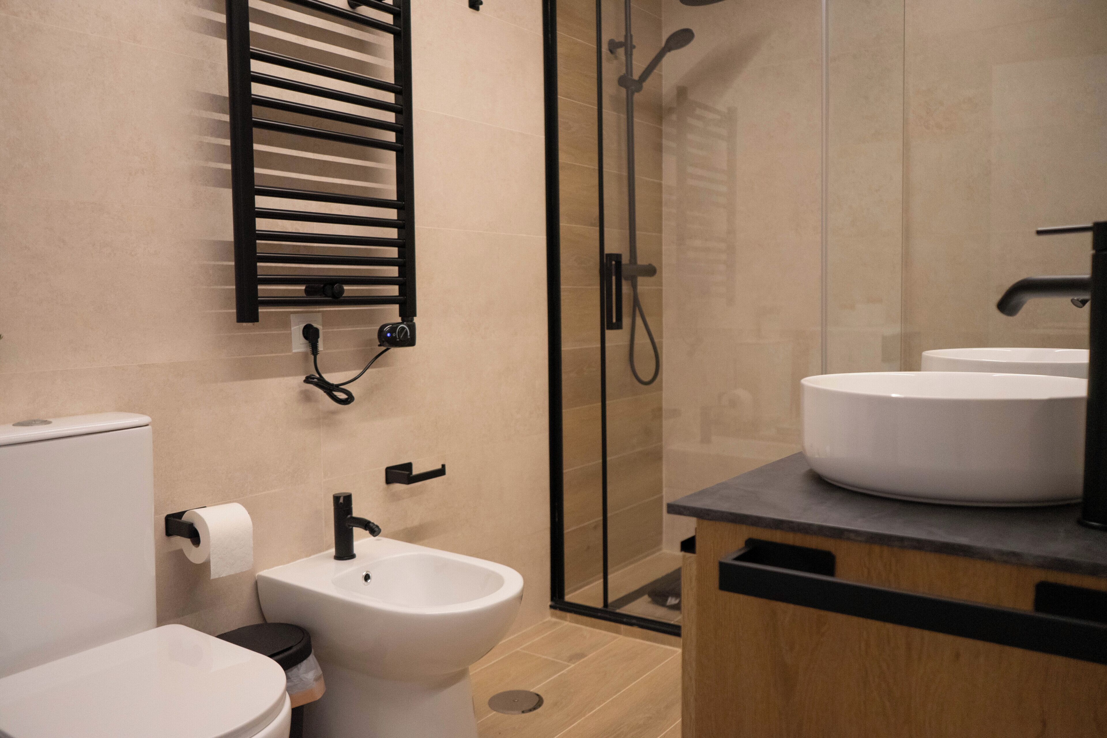 Dusche, Haartrockner, Bidet, Handtücher
