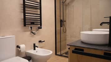 Dusche, Haartrockner, Bidet, Handtücher