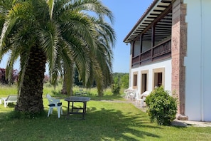 Outdoor dining - R2R Ranapega Farm 34A03 (Las Regueras)
