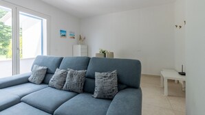 Unclassified image, 5 of 28, button - A welcoming and spacious apartment of approximately 130 sqm—perfect for 8 guests—located within a villa in an exclusive neighborhood of Marina di Pietrasanta, bordering Forte dei Marmi.Its strategic location allows you to reach the sea in just 7 minu (Marina di Pietrasanta)