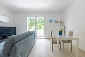 Living area - A welcoming and spacious apartment of approximately 130 sqm—perfect for 8 guests—located within a villa in an exclusive neighborhood of Marina di Pietrasanta, bordering Forte dei Marmi.Its strategic location allows you to reach the sea in just 7 minu (Marina di Pietrasanta)
