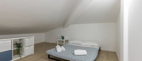 4 Schlafzimmer, Bügeleisen/Bügelbrett