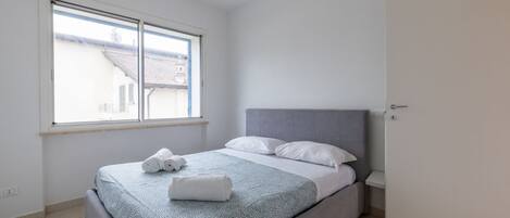 4 habitaciones y tabla de planchar con plancha