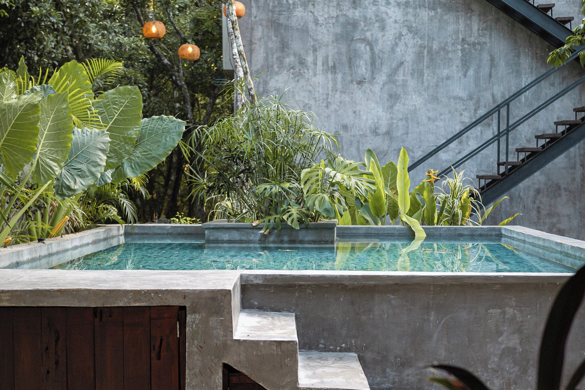 Una piscina al aire libre