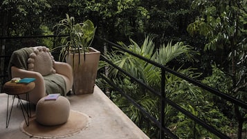 Suite Deluxe, balcón, vista al jardín | Espacio para trabajar con laptop, wifi gratis y ropa de cama
