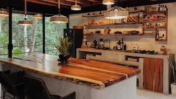 Suite Deluxe, balcón, vista al jardín | Bar (en la propiedad)