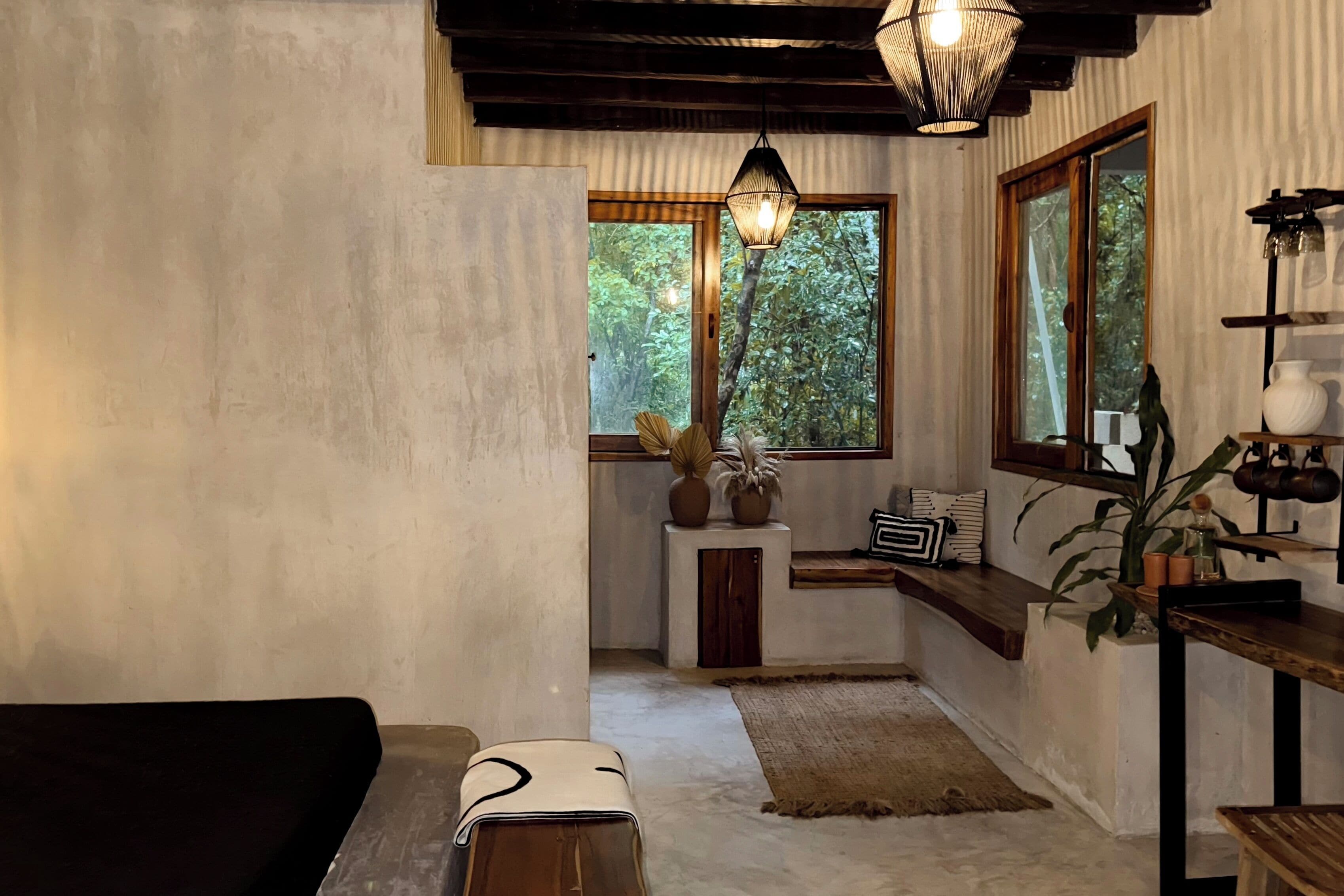 Espacio para trabajar con laptop, wifi gratis y ropa de cama 
