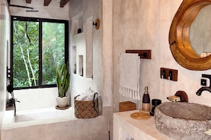 Phòng Suite Deluxe, ban công, quang cảnh vườn | Phòng tắm | Khăn tắm, xà phòng, dầu gội, giấy vệ sinh 