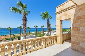 A balcony with a view of the sea and palm trees. - Dimora Mina by BarbarHouse (Patù)