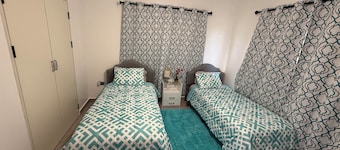 Savannah Sunset- Charming 2 Bedroom Home with AC and Community Pool