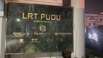 Un segnale con il testo 'LRT PUDU' e i loghi di diverse aziende.