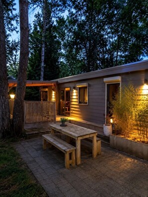 Outdoor dining - Vrbo Property (Hattemerbroek)