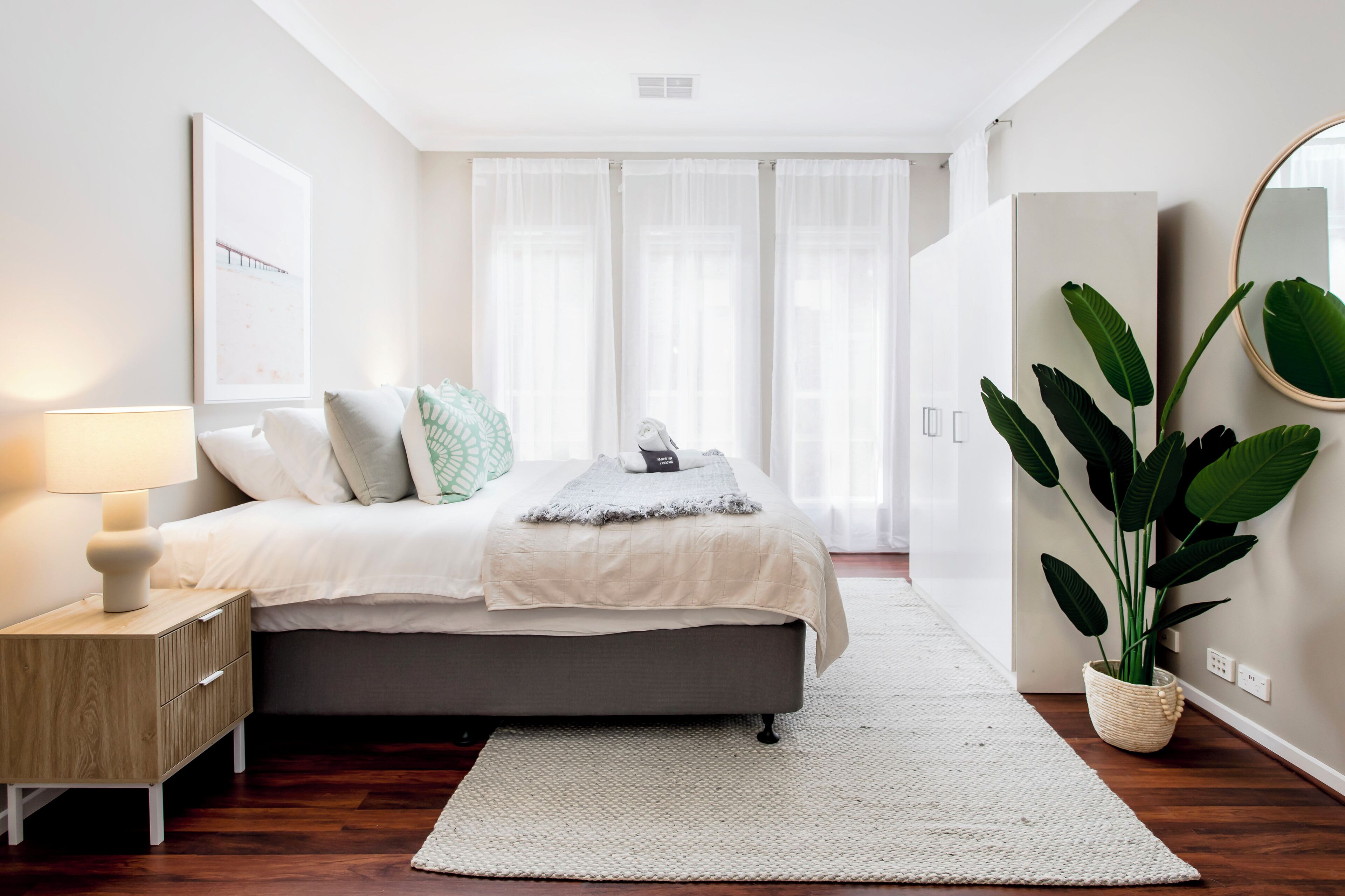 Desk, iron/ironing board, WiFi, bed sheets