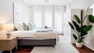 Desk, iron/ironing board, WiFi, bed sheets