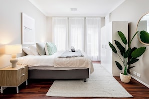 Desk, iron/ironing board, WiFi, bed sheets - Lumina—A Spacious Haven Close to Adelaide's Best (Allenby Gardens)
