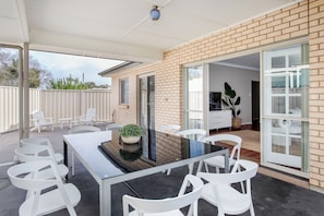 Outdoor dining - Lumina—A Spacious Haven Close to Adelaide's Best (Allenby Gardens)