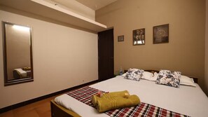 2 habitaciones, escritorio, tabla de planchar con plancha y wifi gratis 