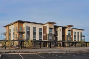 Exterior - Landing Beautiful 1bd, Courtyard, Clubhouse (Goodyear)