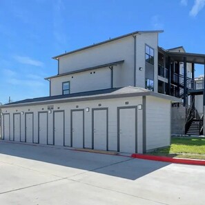 Exterior - Landing Amazing 1BD in Bear Creek (Houston)