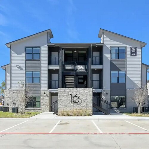 Landing Amazing 1BD in Bear Creek