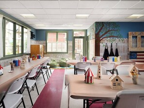 A classroom with tables, chairs, and educational decorations. - Family-Friendly 1 Bedroom Villa Willow Ridge Lodge (Branson)