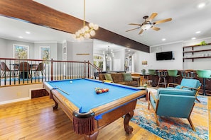 A pool table in a well-lit room with a ceiling fan, a television, and a bar area with stools. - 6BR, Sleeps 16, Game Room, Hot Tub, Resort Access (Albrightsville)