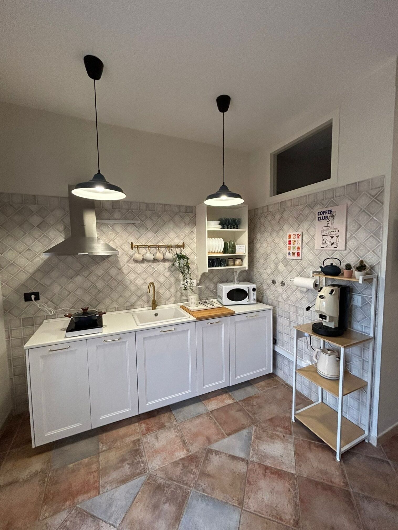 Cafetière-théière, réfrigérateur, four à micro-ondes, surface de cuisson