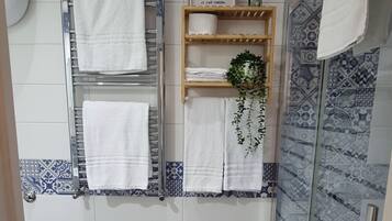 Ducha, secador de pelo, bidet, toallas