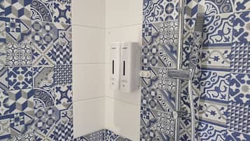 Dusche, Haartrockner, Bidet, Handtücher