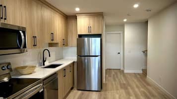 Fridge, microwave, dishwasher, cookware/dishes/utensils