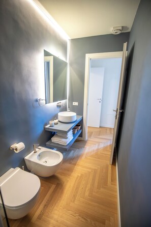 A modern bathroom with a toilet, bidet, and sink. - Luxury Boutique Apartment 3 in Palermo City Center, near the Central Station (Palermo)