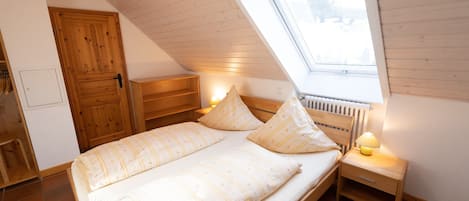 4 habitaciones, tabla de planchar con plancha, wifi y ropa de cama