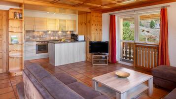 Une cuisine moderne avec des meubles en bois, un four encastré et un four à micro-ondes.
