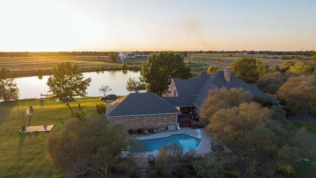 A house with a swimming pool, surrounded by trees and a large field. - 11 Luxury Acres Retreat, Pool, Fishing, Sleeps 14-24 (Mabank)