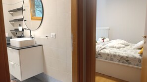 Ein Badezimmer mit Waschbecken, Spiegel und Handtuchhalter.