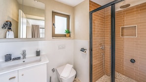 Deluxe Suite, City View | Bathroom | Shower, hair dryer, slippers, towels - Luz Suit (Kaş)