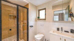 Bagno | Doccia, asciugacapelli, pantofole, asciugamani