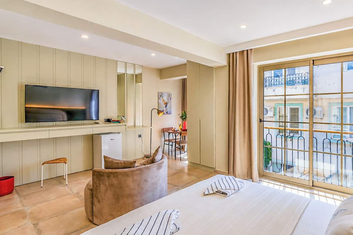 Suite Deluxe, vista a la ciudad | Escritorio y espacio para trabajar con laptop